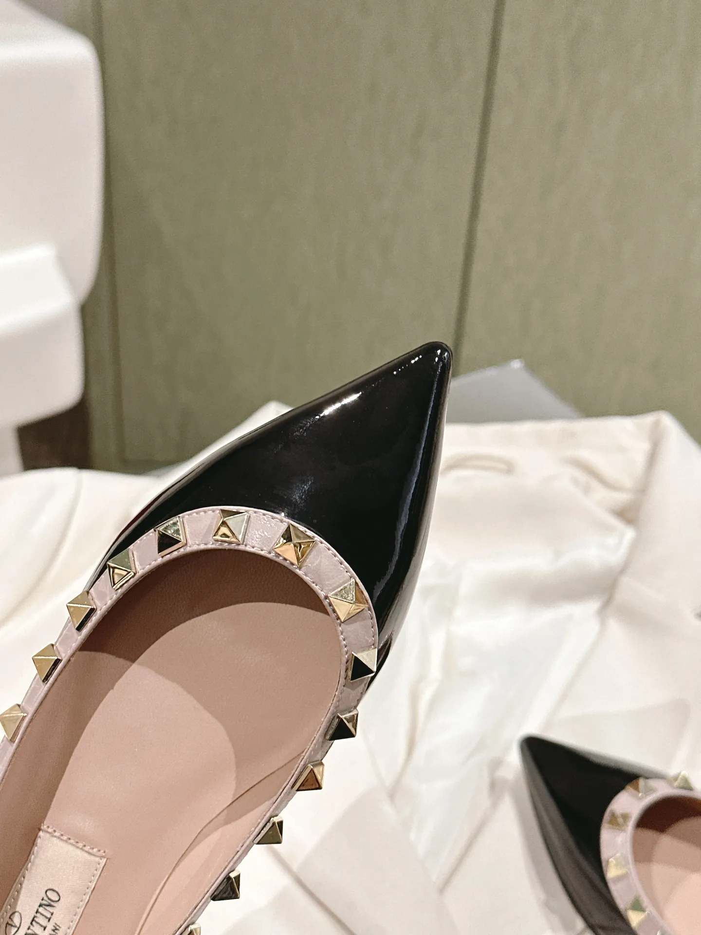 👟👟Ex-factory price 520👟👟 | ²⁰²4 𝐬𝐬 🤍🤎 Versatile series for all seasons! Is your shoe cabinet missing a pair? ! 🔥 The entire VALENTINO series is produced by Taiwan-funded factories! Getting in and out of the counter is stress-free! ROCKSTUD Valentino studded patent leather ballet flats ONE STUD retro craft pyramid large rivet buckle flats/high heels Smooth shoe lines and awesome version Comfortable upper foot. Increases height. Looks slimmer. Elongates leg lines Imported mirrored calfskin/cow patent leather/high-density silk material Lambskin lining Italian high-density genuine leather outsole Size35-39 (40/41/42 can be customized) Heel height: flat ♺Synchronized gift box💝packaging at the counter!
